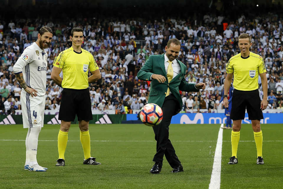 Sergio Garcia menendang bola sebelum pertandingan Real Madrid