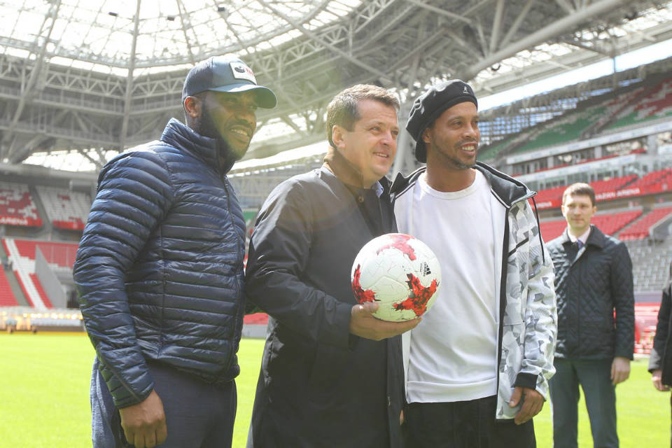 Okocha berpose bersama Ronaldinho sebagai sama-sama pemain PSG